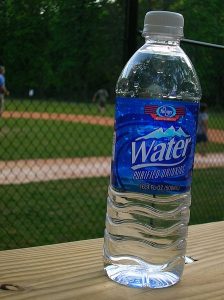 Drinking plenty of water is one of many great natural remedies for reducing swelling in the feet. (Wikimedia Commons)
